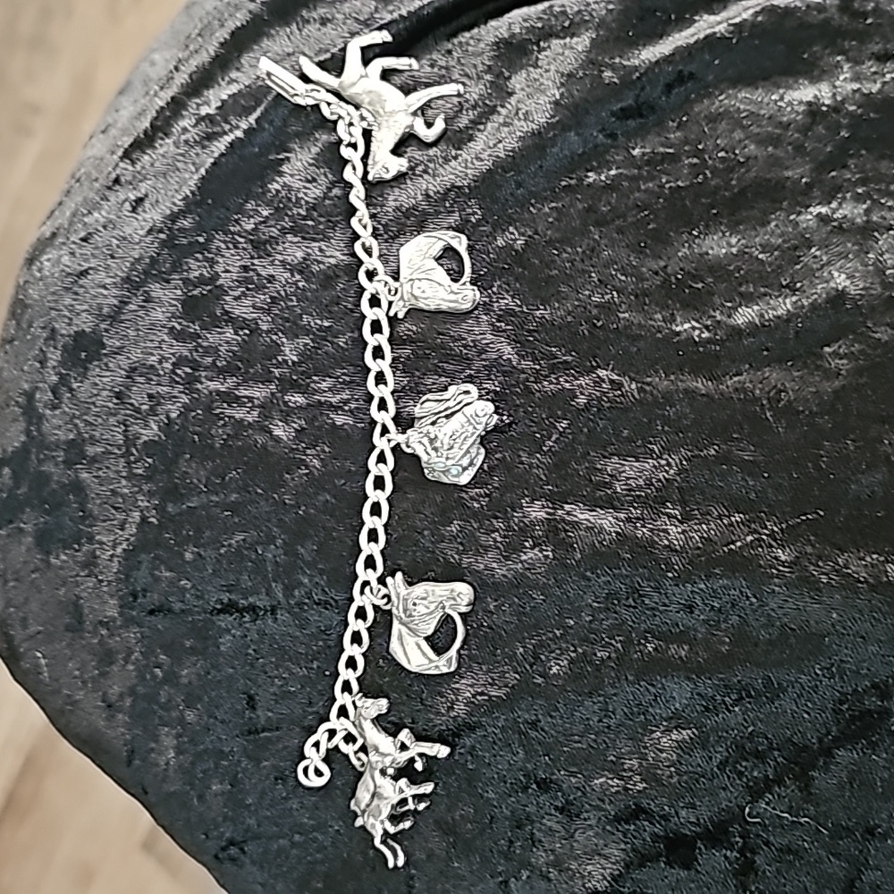 Vintage Charm Bracelet Silvertone Bracelet size 7 in length